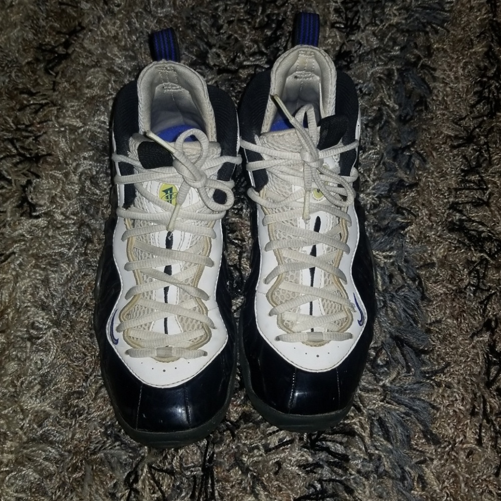 Youth Nike black & white sz 5